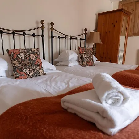 Hazel Brow - Retreat With Alpaca Walks, Farm & Hot Tub Available *